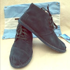 Tom’s Suede Laced Up Mid high flats